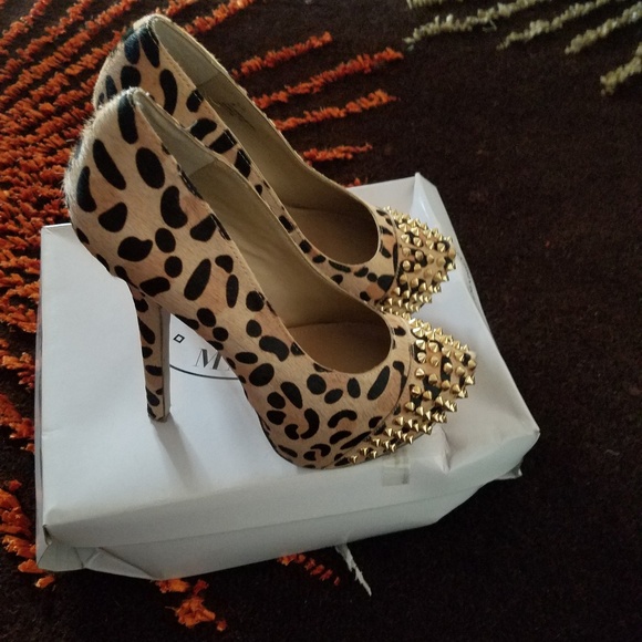 Shoes - Picture 2 of 8